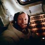 Neil Armstrong uvnitř modulu Orel na povrchu Měsíce po skončení legendárního výstupu. Autor: NASA