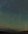 Autor: © Jeff Sullivan - Jak to vypadá, když se na více než dvě a půl hodiny zamíří fotoaparát na jedno místo na obloze a opakovaně exponuje. Složený snímek pak kromě hvězd obsahuje i meteorické stopy. Jako tento snímek z maxima Geminid v roce 2020. Je zřejmé, že kromě Geminid, které zde převažují, lze nalézt meteory příslušející dalším třem rojům, aktivním v té době, a také několik tzv. sporadických meteorů.