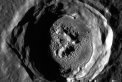 Autor: NASA/JHU APL/Carnegie Institution of Washington - Kráter Kertesz na Merkuru ze sondy MESSENGER, detail